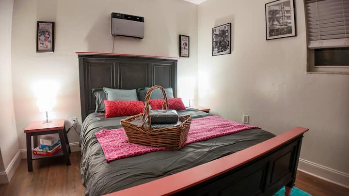 Pink Panther Room South Miami by Coral Gables - Houses for Rent in Miami, Florida, United States - Airbnb